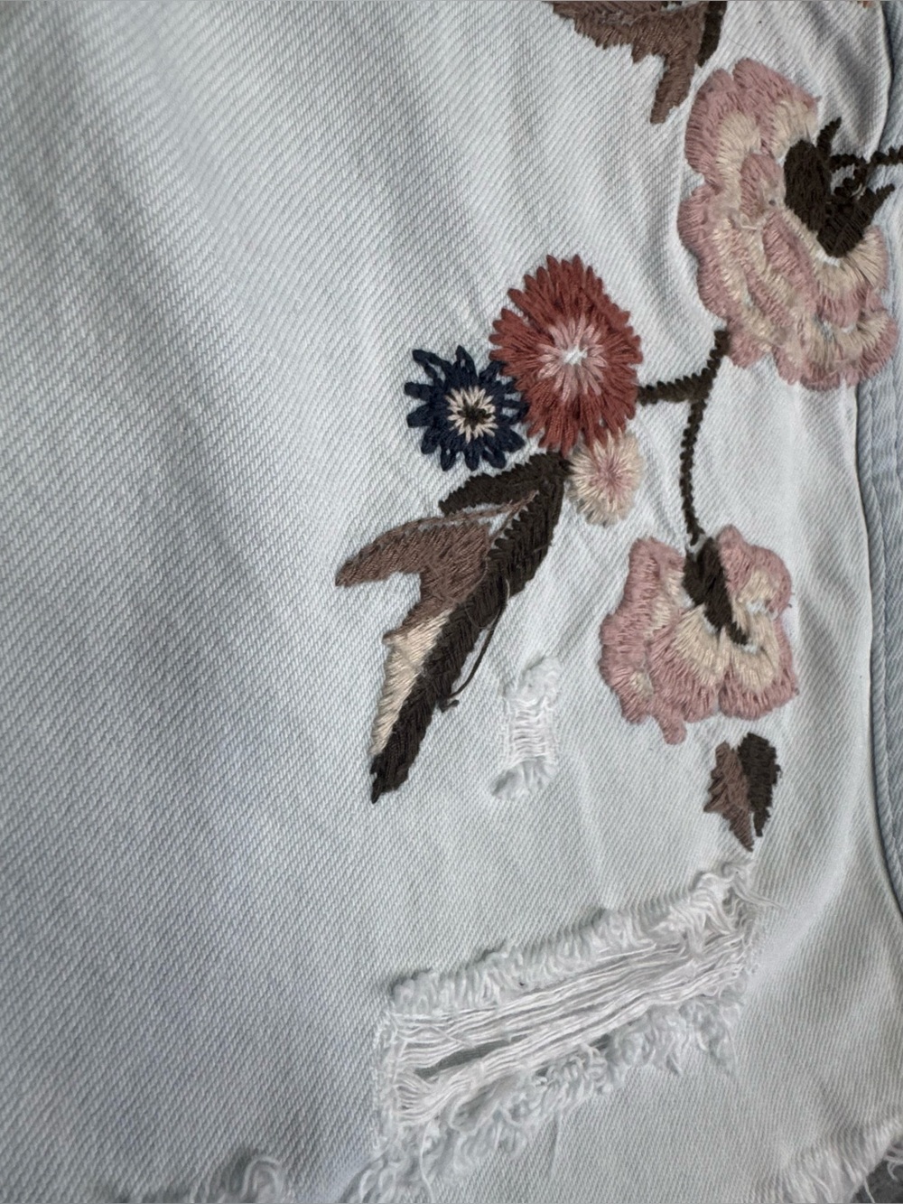 Abercrombie & Fitch 0 Embroidered White Denim Mini Skirt with Floral Detail (B7) - Picture 3 of 6